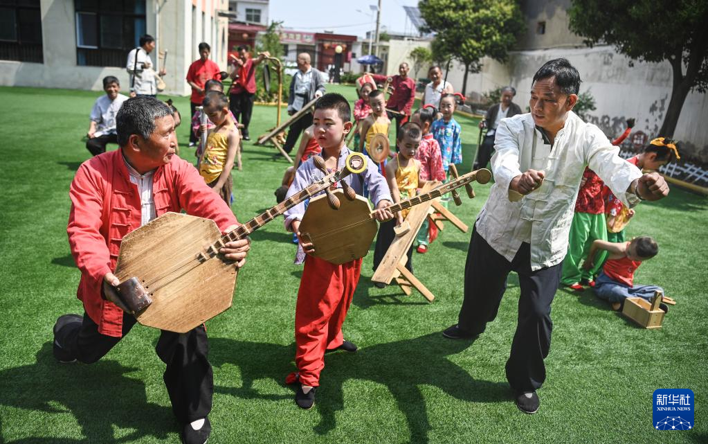 黃河岸邊有個(gè)“老腔幼兒團(tuán)”