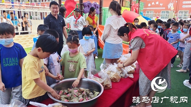 確山縣任店鎮(zhèn)曹莊小學(xué)舉行愛(ài)心捐贈(zèng)活動(dòng)