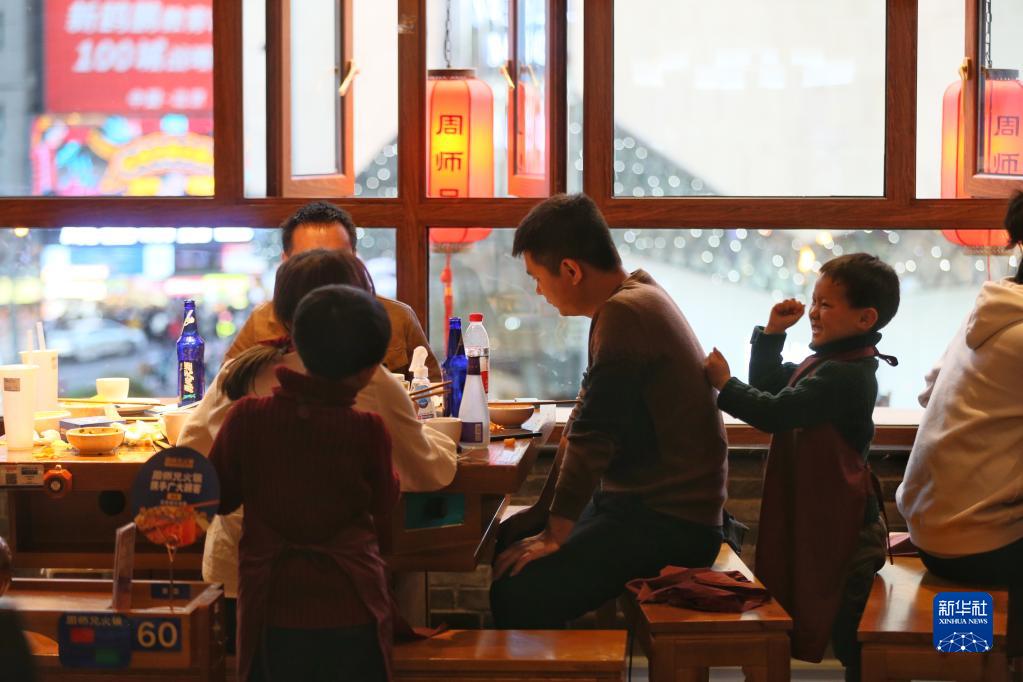 制止餐飲浪費(fèi)·倡導(dǎo)勤儉節(jié)約丨“紅與綠”——火鍋新“食”尚