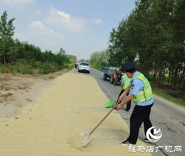 正陽縣交通運(yùn)輸局對占用公路“打場曬糧”現(xiàn)象進(jìn)行整治