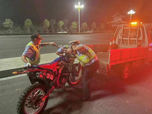 百日行動 | 駐馬店交警嚴(yán)查“飆車炸街黨” ！