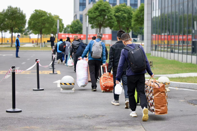 直擊鄭州富士康一線丨首批新員工抵達(dá)鄭州