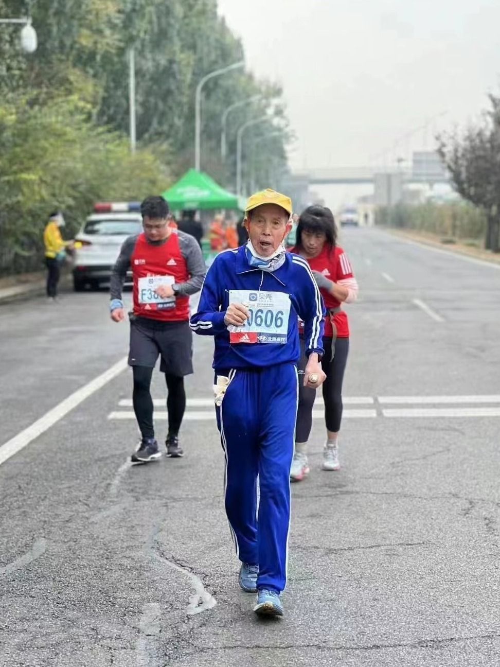 “86歲，依然能跑，依然在跑”——2022北京馬拉松最后一名完賽者的故事