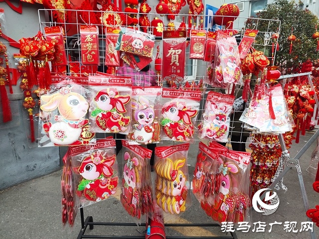 新春走基層丨 駐馬店：春節(jié)臨近 春聯(lián)掛飾等熱銷(xiāo)