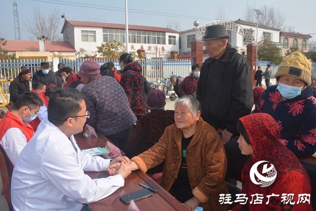 駐馬店市委宣傳部聯(lián)合駐馬店市中醫(yī)院開展“送醫(yī)下鄉(xiāng)”活動