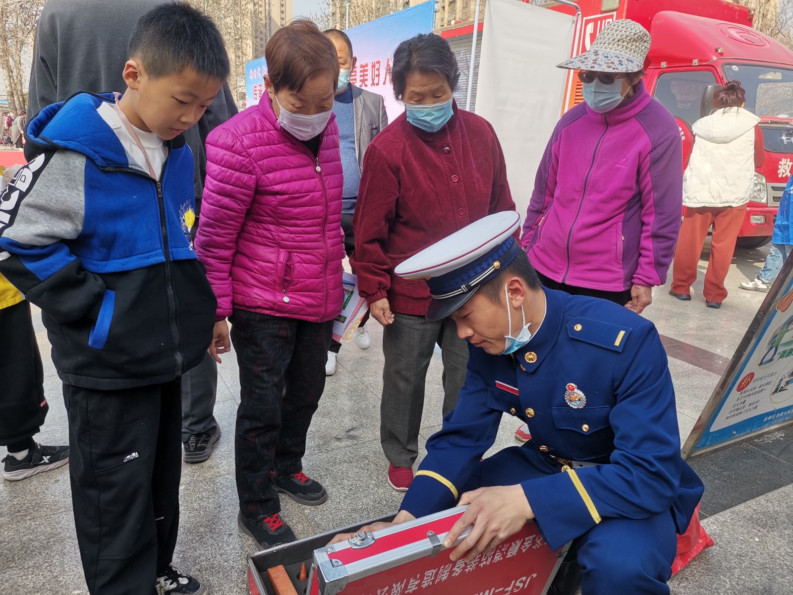 60年延續(xù)不斷！河南各地掀起“學(xué)雷鋒”熱潮