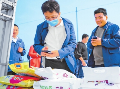 春耕春管上新了丨將展會(huì)開在麥田邊，吸引千余名農(nóng)民觀摩學(xué)習(xí) 這里的春耕服務(wù)有點(diǎn)“潮”