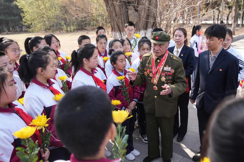 憶親人、祭先烈、踏青游——全國(guó)多地清朗過清明