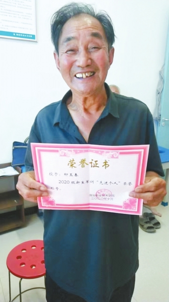 74歲河南老人柳玉春：5戰(zhàn)高考終于考上大學，真正地活到老學到老