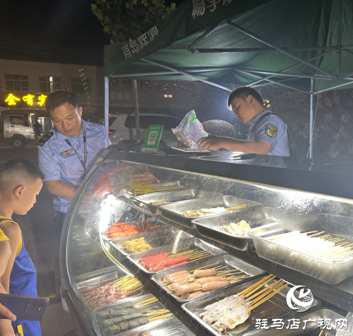 泌陽縣郭集鎮(zhèn)市場監(jiān)管所開展夜市檢查，守護人間“煙火氣”