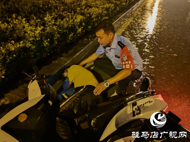 平輿縣一男子雨中昏迷 特警緊急救助