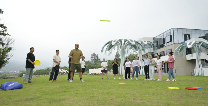 第一視點(diǎn)丨記者再訪余村手記：綠水青山變成幸?？可? /></p>
<p>在安吉余村鄉(xiāng)村圖書(shū)館前，年輕人在草坪上玩飛盤(pán)。圖片來(lái)源：新華社</p>
<p><strong>三</strong></p>
<p>歷史長(zhǎng)河奔流不息，思想偉力引領(lǐng)航程。</p>
<p>把綠水青山建得更美、把金山銀山做得更大！諄諄囑托，化為堅(jiān)定行動(dòng)，一個(gè)又一個(gè)“余村”在蝶變。</p>
<p>人不負(fù)青山，青山定不負(fù)人。</p>
<p>生態(tài)美、經(jīng)濟(jì)強(qiáng)、百姓富！一幅現(xiàn)代版“富春山居圖”在浙江大地徐徐展開(kāi)——</p>
<p>截至2022年底，浙江美麗鄉(xiāng)村覆蓋率已達(dá)93%，創(chuàng)成42個(gè)國(guó)家生態(tài)文明建設(shè)示范區(qū)、12個(gè)“綠水青山就是金山銀山”實(shí)踐創(chuàng)新基地，數(shù)量居全國(guó)第一；36家縣級(jí)兩山合作社，開(kāi)發(fā)項(xiàng)目111個(gè)、累計(jì)帶動(dòng)村集體超1000個(gè)、村集體累計(jì)增收超5億元；全省生態(tài)環(huán)境公眾滿意度連續(xù)11年提升，實(shí)現(xiàn)國(guó)家污染防治攻堅(jiān)戰(zhàn)成效考核、生態(tài)環(huán)境滿意度評(píng)價(jià)兩個(gè)“全國(guó)第一”……</p>
<p>老百姓的幸福感哪里來(lái)？</p>
<p>作為習(xí)近平生態(tài)文明思想的重要萌發(fā)地、“綠水青山就是金山銀山”理念的發(fā)源地和率先實(shí)踐地，浙江以實(shí)踐作答：環(huán)境就是民生，青山就是美麗，藍(lán)天也是幸福。</p>
<p>這條路，浙江人越走越堅(jiān)定。綠水青山成為百姓的幸福靠山，綠色成為浙江發(fā)展最動(dòng)人的色彩。</p>
<p>記得2020年，全國(guó)兩會(huì)，浙江代表團(tuán)首次以代表團(tuán)名義，向全國(guó)人代會(huì)提交《關(guān)于設(shè)立8·15“國(guó)家生態(tài)文明日”的議案》。我作為浙江代表團(tuán)隨團(tuán)記者，全程親歷并最早報(bào)道了這一刻。</p>
<p>今年6月，十四屆全國(guó)人大常委會(huì)第三次會(huì)議表決通過(guò)決定，將8月15日設(shè)立為全國(guó)生態(tài)日。從此，美麗中國(guó)建設(shè)有了更強(qiáng)有力的法治保障。</p>
<p>綠水青山，折射思想光芒，回應(yīng)時(shí)代之問(wèn)。</p>
<p>今年7月，全國(guó)生態(tài)環(huán)境保護(hù)大會(huì)上，習(xí)近平總書(shū)記再次強(qiáng)調(diào)“兩山”理念：“牢固樹(shù)立和踐行綠水青山就是金山銀山的理念，把建設(shè)美麗中國(guó)擺在強(qiáng)國(guó)建設(shè)、民族復(fù)興的突出位置……”</p>
<p>從浙江生態(tài)省建設(shè)到美麗中國(guó)建設(shè)，思想穿越時(shí)代，照亮前行之路。</p>
<p>“綠水青山就是金山銀山”理念，引領(lǐng)中國(guó)廣袤大地發(fā)生著深刻變化；習(xí)近平生態(tài)文明思想深入人心，筑牢中國(guó)式現(xiàn)代化的生態(tài)根基，為全球生態(tài)文明建設(shè)貢獻(xiàn)了中國(guó)方案。</p>
<p>江潮奔涌，群山疊翠。從東海之濱到錢(qián)江兩岸，從繁華都市到美麗鄉(xiāng)村，人與自然和諧共生的現(xiàn)代化新篇章在浙江大地、在中國(guó)大地精彩續(xù)寫(xiě)。</p>
      <!--ecms.*-->
      <p class=