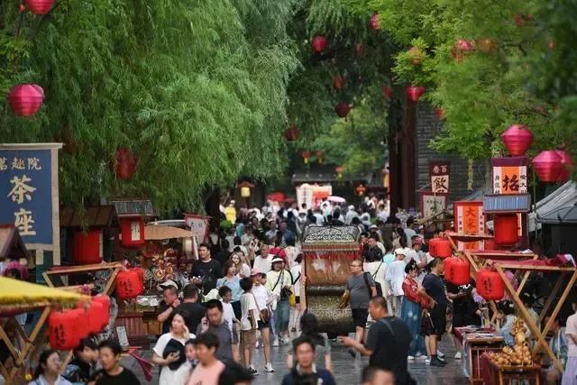 這屆年輕人為啥愛上City walk丨焦點(diǎn)網(wǎng)談