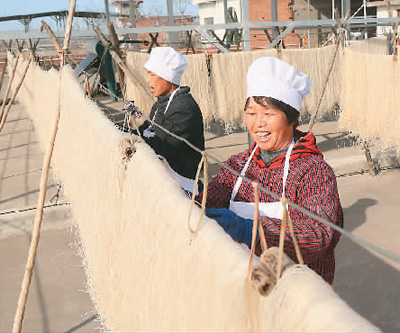 2023年，農(nóng)業(yè)農(nóng)村部等部門累計支持建設(shè)300個國家現(xiàn)代農(nóng)業(yè)產(chǎn)業(yè)園——增加農(nóng)民收入，鄉(xiāng)村產(chǎn)業(yè)加把勁(銳財經(jīng))