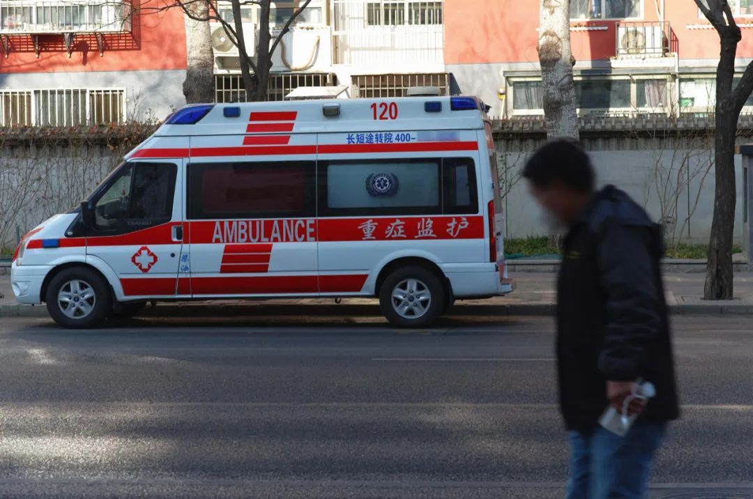 救護車被私家車擋道引發(fā)熱議，生命通道該如何保暢通？