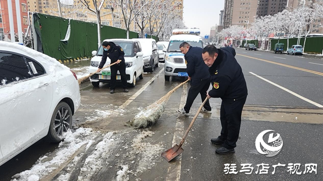 泌陽縣城市管理局組織人員清理積雪