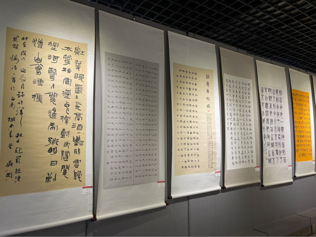 駐馬店市文化館舉行“永遠(yuǎn)聽(tīng)黨話 筆墨潤(rùn)萬(wàn)家”河南大書法作品展