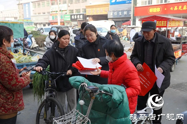 平輿縣人民法院：去小區(qū)、集市里為市民送“法治年貨”