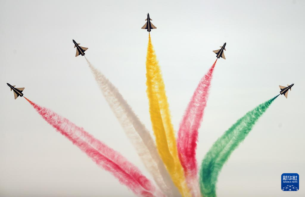 中國空軍八一飛行表演隊在沙特世界防務(wù)展進行飛行表演