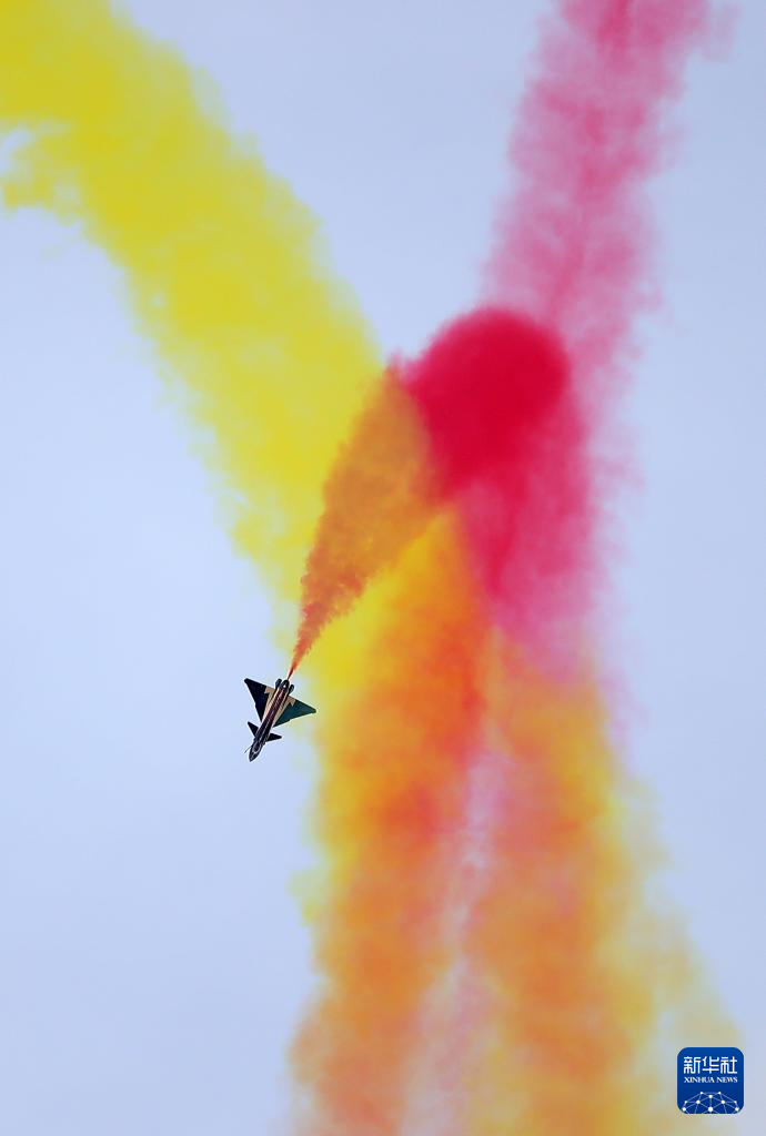 中國空軍八一飛行表演隊在沙特世界防務(wù)展進行飛行表演