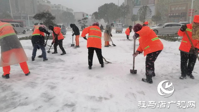 駐馬店驛城區(qū)城管局：人機(jī)結(jié)合除積雪 晝夜奮戰(zhàn)保暢通