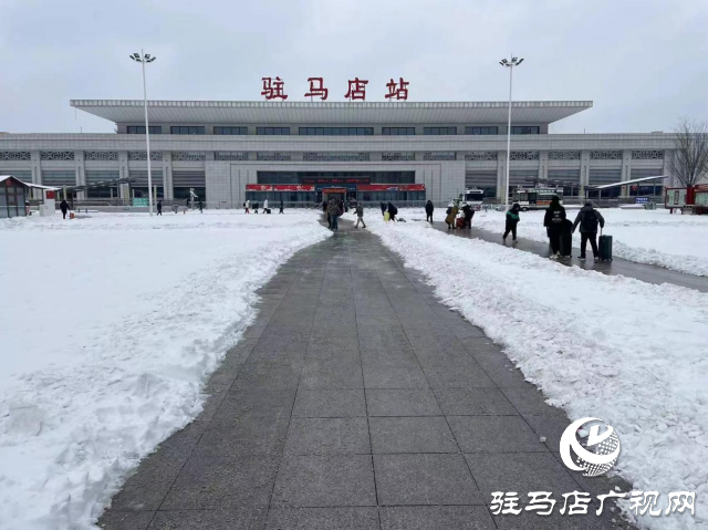 駐馬店驛城區(qū)城管局：人機(jī)結(jié)合除積雪 晝夜奮戰(zhàn)保暢通