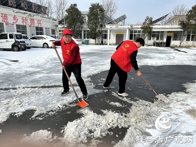 新蔡縣頓崗鄉(xiāng)團委開展學(xué)雷鋒做好事掃雪除冰志愿服務(wù)活動