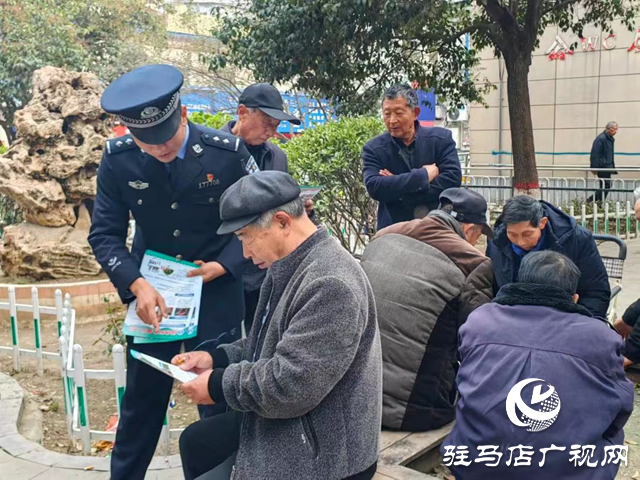 泌陽縣公安局：禁毒宣傳進(jìn)公園 警民共建防“毒”墻