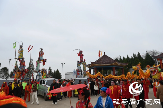 王店大裝現(xiàn)身泌陽(yáng)縣馬谷田鎮(zhèn)大余莊 人山人海場(chǎng)面壯觀