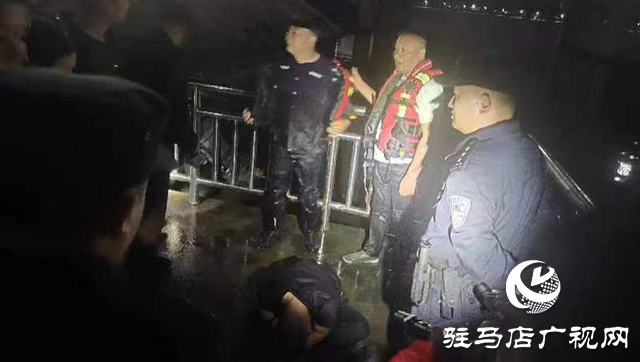 泌陽縣：男子不慎落水 民輔警緊急救人