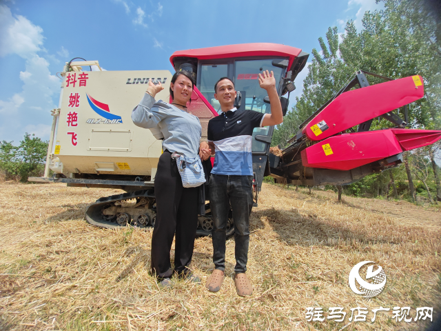 十五載追逐麥浪 助農民顆粒歸倉 平輿縣90后網(wǎng)紅夫婦開收割機縱橫中國跨區(qū)搶收