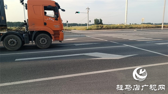 駐馬店這條道路交通標線設置與車流量不符！亟待有關(guān)部門解決