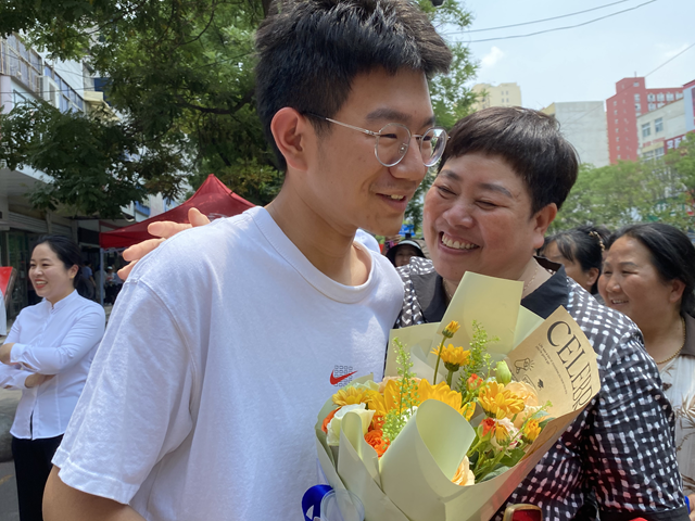 高考首日 氛圍拉滿