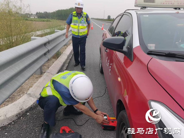 駐馬店：車(chē)輛爆胎滯留高速 路政人員暖心幫扶