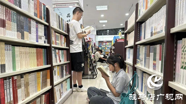 避暑“充電”兩不誤 書(shū)店迎來(lái)大批讀者