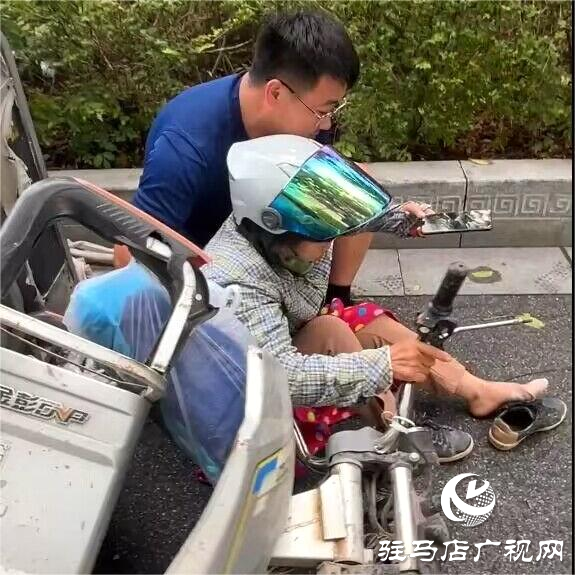 駐馬店：電動(dòng)車不慎側(cè)翻 消防員攜手救助