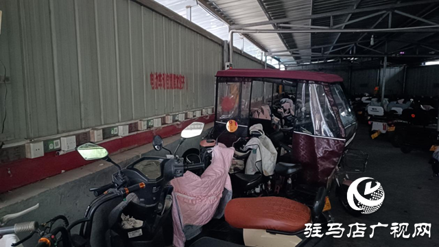 街邊“飛線”充電 駐馬店這個小區(qū)停車難怎么破解？