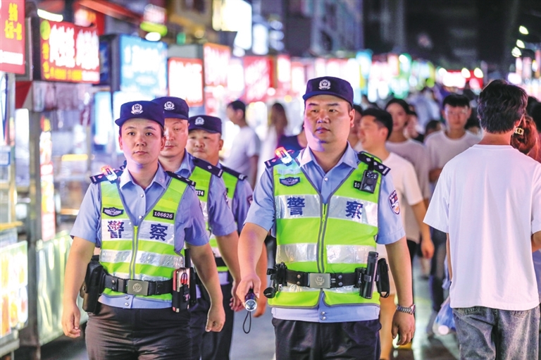 河南警方開展夏夜治安巡查宣防第一次集中統(tǒng)一行動