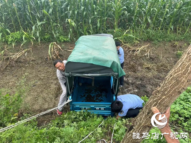 雨天路滑三輪車側(cè)翻 西平警民合力救援