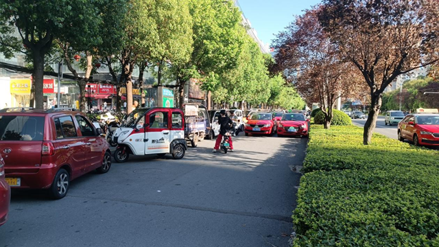 出租車“借道”候客 非機動車通行難