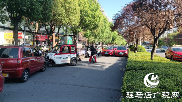 出租車“借道”候客 非機(jī)動(dòng)車通行難