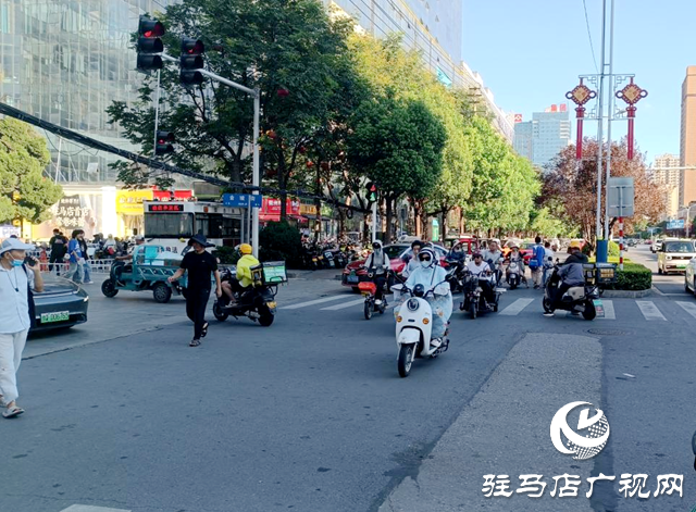 出租車“借道”候客 非機(jī)動(dòng)車通行難