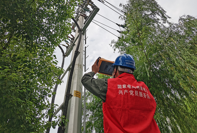 電力工人直面“烤驗(yàn)”用汗水保障電網(wǎng)安全