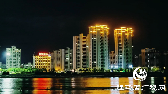 泌陽(yáng)縣泌水河公園：璀璨燈光扮靚小城夜景