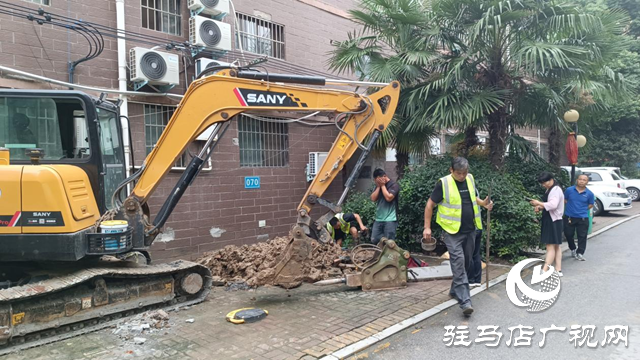 小區(qū)多日遭遇用水難 水務(wù)人員排查維修終解決