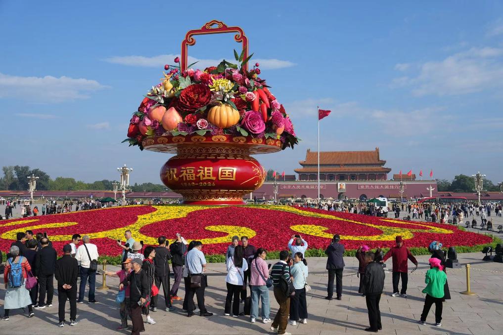 歲月流轉(zhuǎn)40載 國慶花壇里的時(shí)代發(fā)展印記