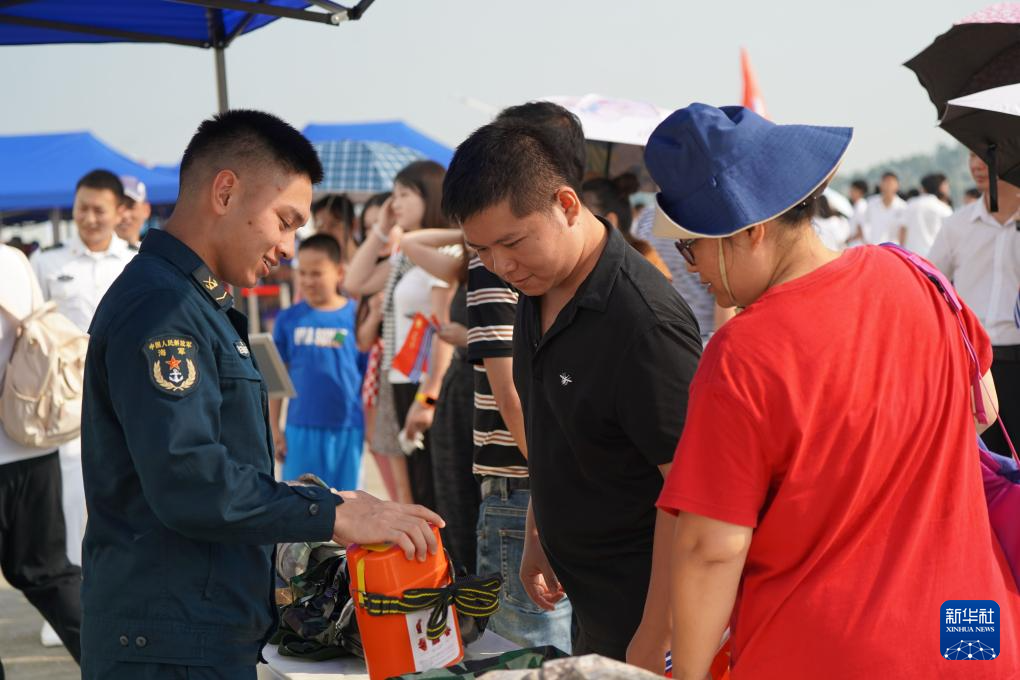 人民海軍首次在國慶假期成規(guī)模組織艦艇開放活動