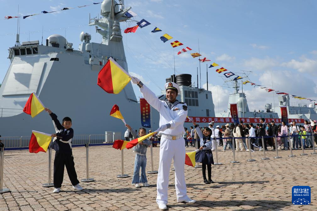 人民海軍首次在國慶假期成規(guī)模組織艦艇開放活動