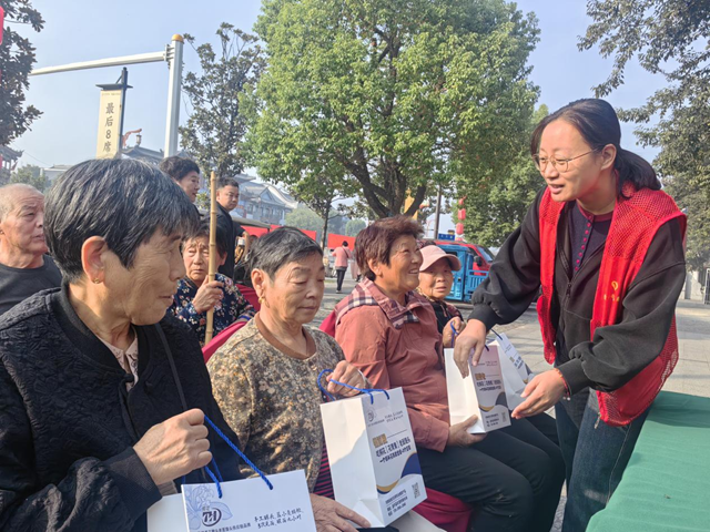 驛城區(qū)香山街道：孝心饅頭大派送 重陽(yáng)節(jié)溫暖老人心