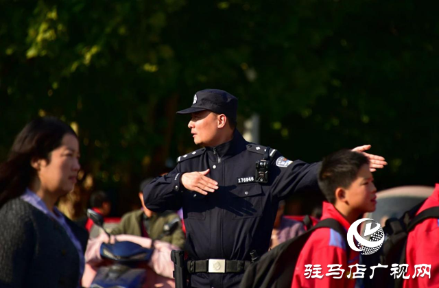 平輿縣公安局：風雨無阻“護學崗”學校致謝贈錦旗